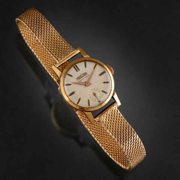 Heredia, Reloj de dama en oro amarillo de 18 kt con mecanismo a cuerda.