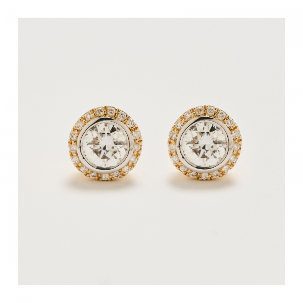 Pendientes en oro con centro y orla de diamantes talla brillante. Peso diamantes: 1 ct. aprox.