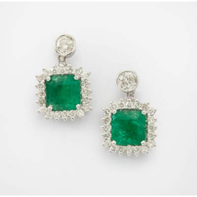 Pendientes en oro blanco de colgar con esmeralda central y orla de diamantes talla brillante  con un peso total de 0,68 cts. aprox.