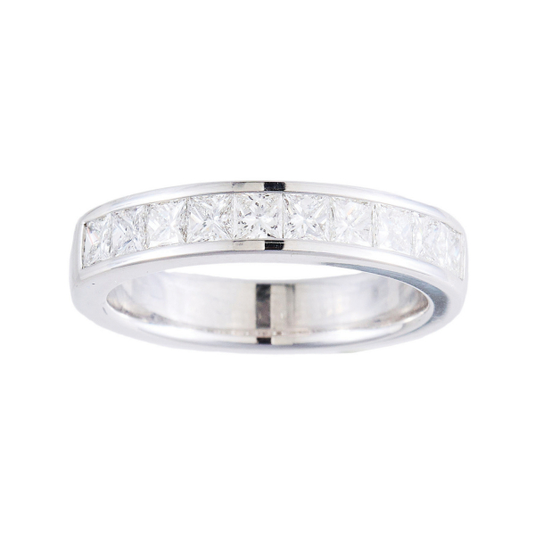 Sortija media alianza en oro blanco con diamantes talla princesa engastados en carril.