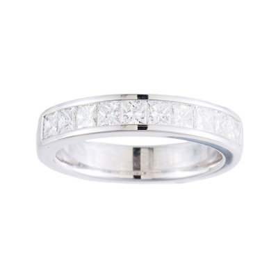 Sortija media alianza en oro blanco con diamantes talla princesa engastados en carril.
