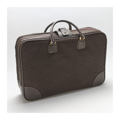 LOEWE. Maleta de viaje en lona de tonalidad marrón decorada por repetición del anagrama de la firma con detalles y asas en piel, c.1970.