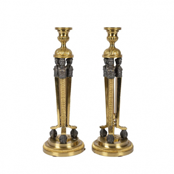 Pareja de candeleros de estilo Carlos X realizados en bronce dorado y metal cromado.