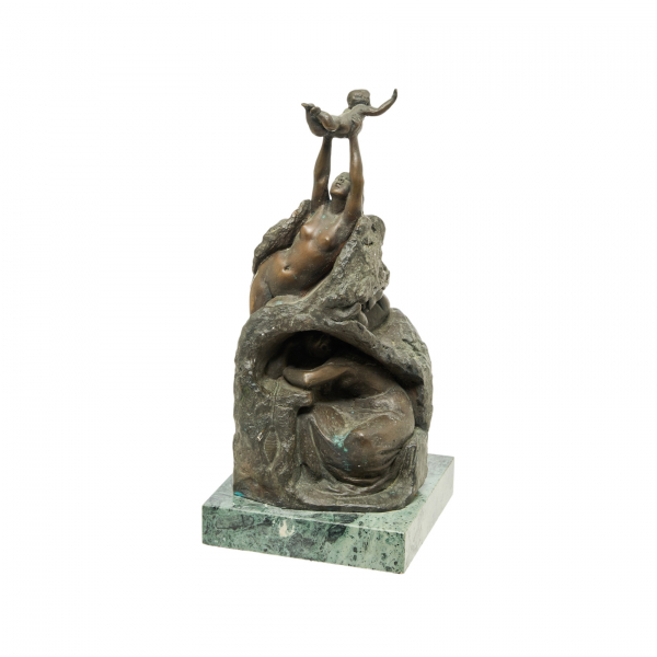 Jaume Mir Ramis (Felanitx, 1915-Palma, 2012) La Balanguera. Escultura en bronce patinado sobre peana en mármol verde. Firmada.