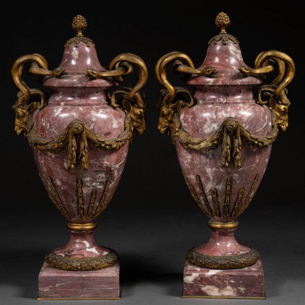 Pareja de copas estilo Luís XVI en mármol rosa veteado y bronce dorado del siglo XIX. Francia, 1870-90