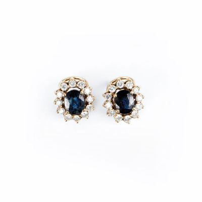 Pendientes en oro amarillo 18 K, con centro de zafiro fino, azul, oval y diamantes