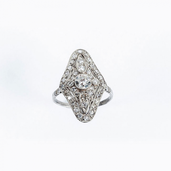 Bella sortija lanzadera, antigua, art-decó, en platino, cuajada de limpios y blancos diamantes. 