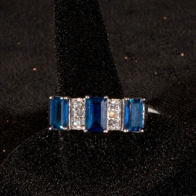 Elegante Sortiga estilo Art Deco en oro blanco de 18k, zafiros y diamantes.