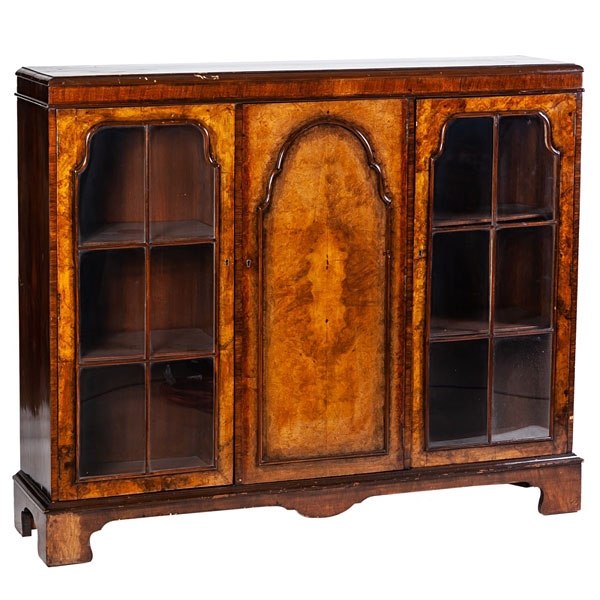 Mueble bajo inglés de madera de nogal