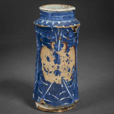 Albarelo o bote de farmacia regalat en cerámica de Manises o Catalán en loza del siglo XV-XVI