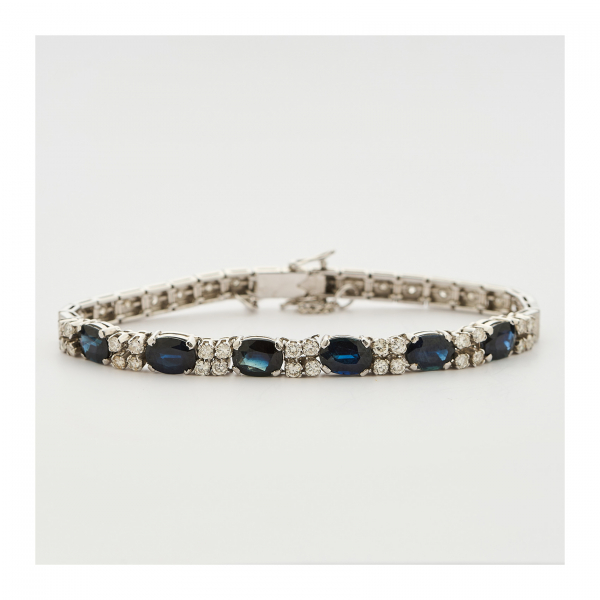 Pulsera en platino con frente de cuartetos de diamantes talla brillante y zafiros azules talla oval alternados, el resto de la pulsera con diamantes talla 8/8 montados en tipo rivière diseño cuadrados.