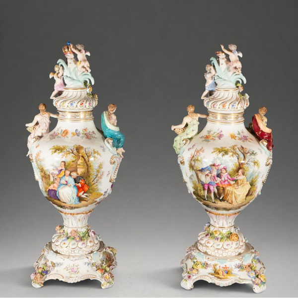 Magnifica y Grande Pareja de Jarrones en porcelana de Dresden Alemanes del siglo XIX.