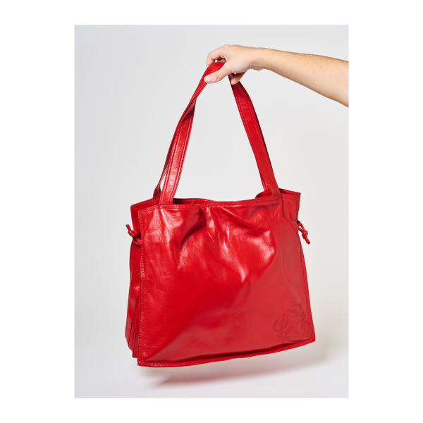 LOEWE. Bolso en cuero de tonalidad roja de cierre de botón imantado y logotipo de la firma grabado en relieve sobre la piel.