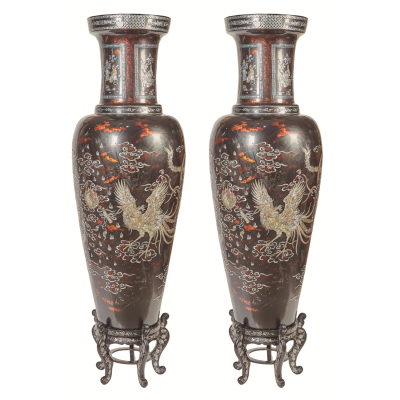Pareja de jarrones vietnamitas en madera lacada con decoraciones incrustadas en n&aacute;car de aves f&eacute;nix, dragones y motivos cortesanos en cartelas, c.1960.