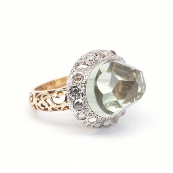 POMELLATO. Sortija de la colección «Tango» en oro bicolor con prasiolita multifacetada y diamantes blancos y brown tallas brillante y rosa.