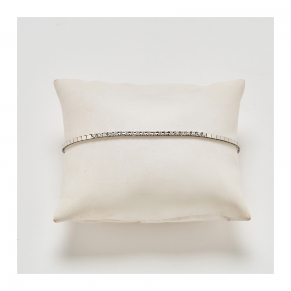 Pulsera semirrígida en oro blanco con centro de diamantes talla brillante. Peso diamantes: 0,21 ct. aprox.
