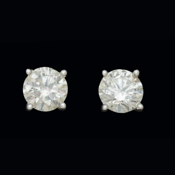 Pendientes de oro blanco de 18 K. dormilonas de brillantes con un peso total de 1 ct. cada piedra.