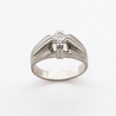 Sortija solitario de caballero en oro blanco satinado con diamante talla brillante engastado en garras.  