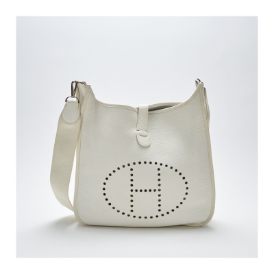 HERMÈS. Bolso modelo «Evelyn» en piel blanca calada con cierre de click. En muy buen estado.