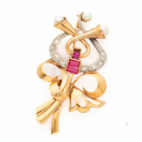 Broche chevalier en oro amarillo con decoración vegetal, rubíes talla baguette, diamantes y 3 perlas.