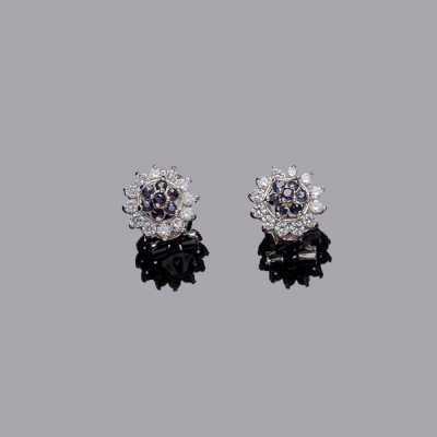 Pendientes vintage en oro blanco con centro en rosetón de zafiros azules, y orla calada en fila de circonitas, en garras.