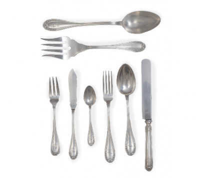 Cuberter&iacute;a de plata de doce servicios con iniciales "EL" grabadas y decoraci&oacute;n de flores.  Dur&aacute;n, S. XX. 