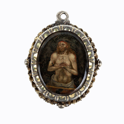 Colgante relicario, oval, en montura de plata y plata dorada, con delicadas miniaturas policromadas en anverso y reverso, sobre placa de cristal ( 45 x 35 mm) de Santa Teresa y el Cristo resucitado.