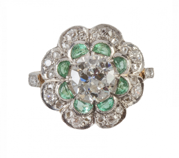 Sortija Art-Decó con diseño de flor cuyo centro es un brillante de 1,40 ct aprox, con punzones franceses. 