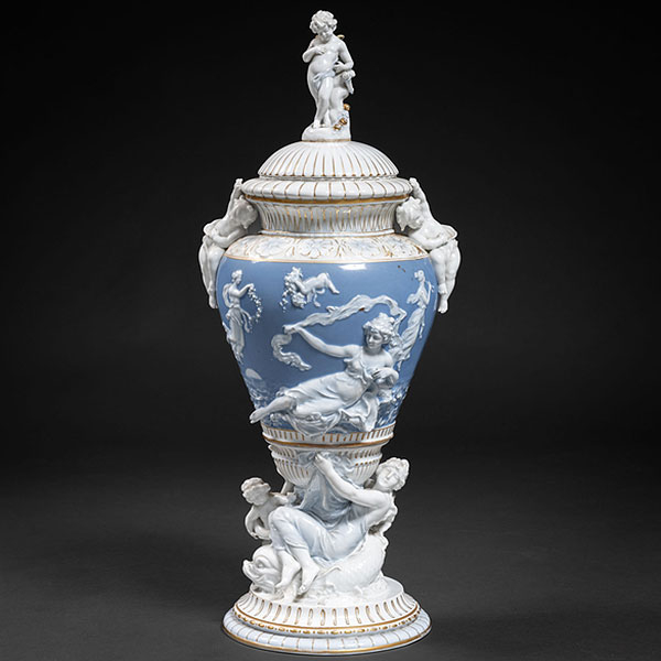 Gran jarrón en porcelana Alemana del siglo XIX-XX.  Decorado con escenas clásicas en relieve y deoración en dorado.