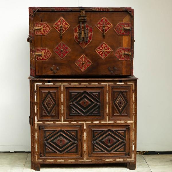 Importante Bargueño Vargas de finales del siglo XVI con su taquillón, trabajo Vargas salmantino plateresco del siglo XVI