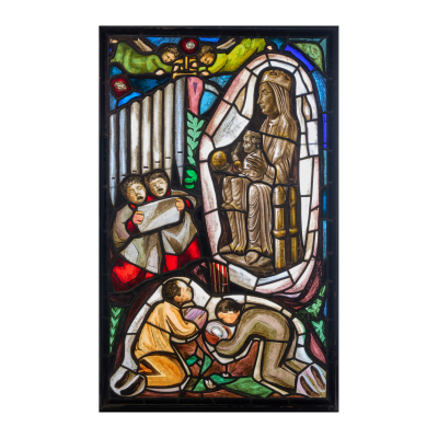 Vidriera en cristales policromos emplomados con representación de la Virgen de Montserrat, c.1940.