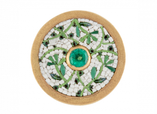 Sortija "LE SIBILLE" en oro con dise&ntilde;o de frente circular en micromosaico de hojas de palmas y esmeralda central.   En montura de oro amarillo mate de 18K.