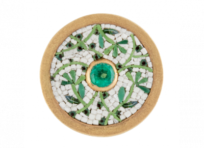 Sortija "LE SIBILLE" en oro con dise&ntilde;o de frente circular en micromosaico de hojas de palmas y esmeralda central.   En montura de oro amarillo mate de 18K.