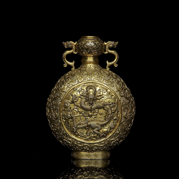 Jarr&oacute;n de bronce dorado "Drag&oacute;n con perla y lotos", con sello Qianlong. 