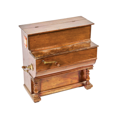 Organillo de manivela español en madera del famoso constructor, afinador y reparador de organillos Antonio Apruzzese Martín (Madrid, 1906-1995), Madrid, c.1910-1920.