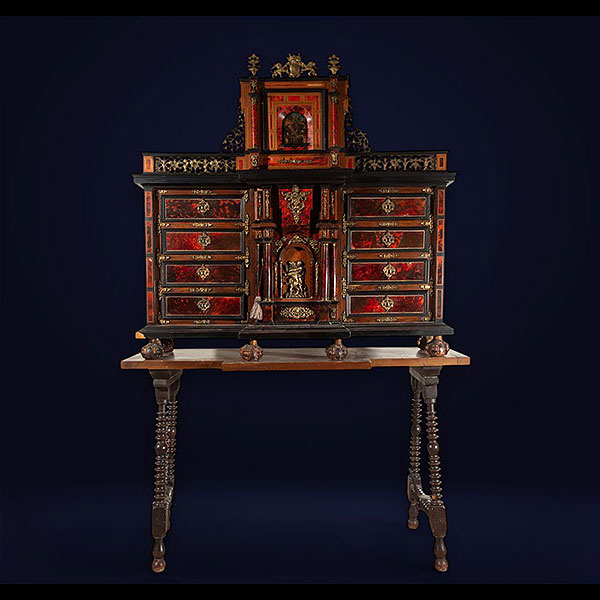 Gran Bargueño en madera ebonizada y placas de carey Italia.