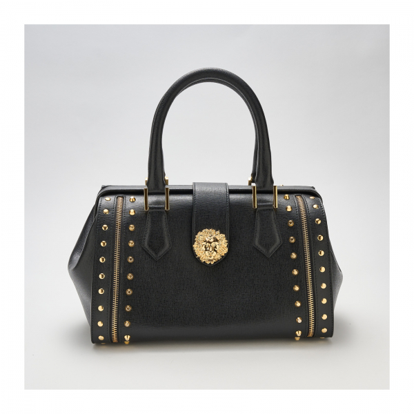 VERSUS VERSACE. Bolso modelo «Doctor Bag» en piel saffiano de tonalidad negra con cierre mediante banda imantada y decoración de tachuelas y testa de león en metal dorado.