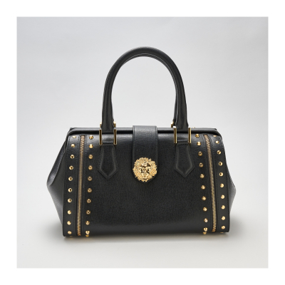 VERSUS VERSACE. Bolso modelo «Doctor Bag» en piel saffiano de tonalidad negra con cierre mediante banda imantada y decoración de tachuelas y testa de león en metal dorado.