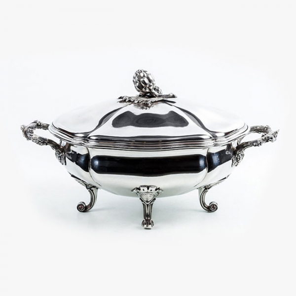 Espléndida sopera antigua (s.XIX), realizada por el maestro platero madrileño Antonio Martínez en plata maciza 916 mil