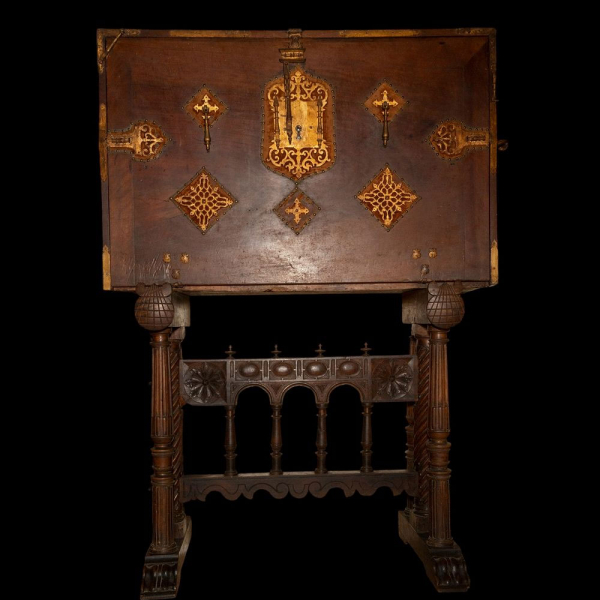 Bargueño español del siglo XVII con su mesa de época.