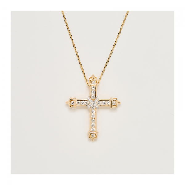Colgante diseño cruz en oro con diamantes talla brillante engastados en garras y carril. Peso diamantes: 1,30 ct. aprox.
