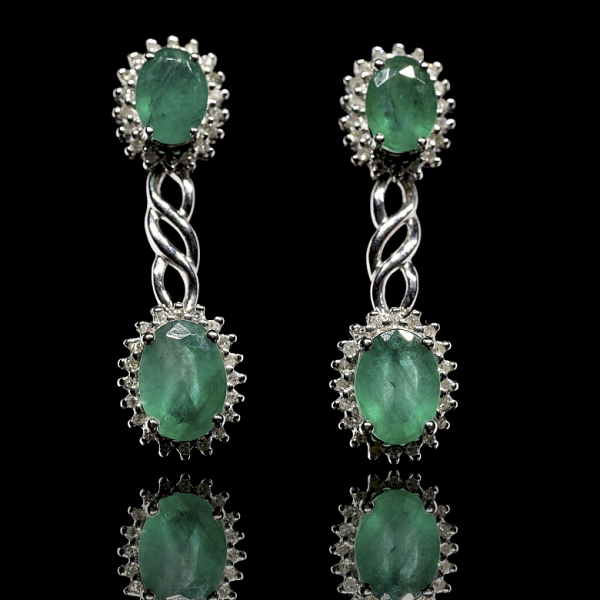 Pareja de pendientes con diamantes y esmeraldas, en oro blanco 18k.