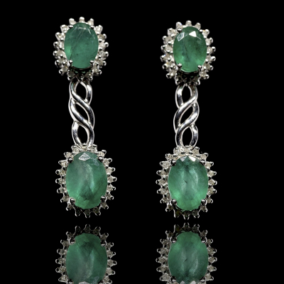 Pareja de pendientes con diamantes y esmeraldas, en oro blanco 18k.