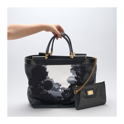 DOLCE &amp; GABBANA. Bolso capazo modelo «Sicily» en piel negra, rafia tejida y parcialmente transparente. Interior con pequeño pochette con cadena. Nuevo a estrenar con plásticos protectores.
