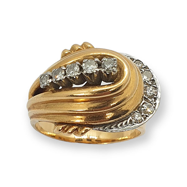 Sortija estilo retro en oro 18k con diamantes talla brillante que suman aprox. 0,4ct. Hacia 1940-45.