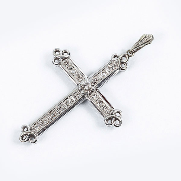 Cruz colgante vintage en oro blanco 18 K, con un limpio y blanco diamante natural 