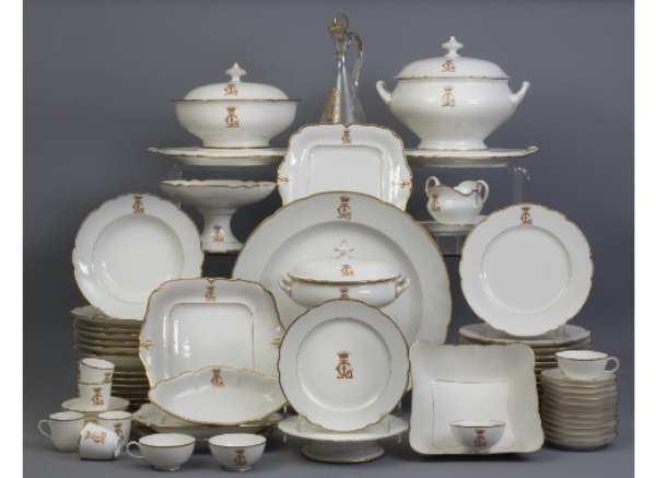 Vajilla de porcelana esmaltada y dorada a fuego, con iniciales "LC" entrelazadas bajo corona condal y cristalería juego en cristal incoloro, grabado a rueda y dorado. Lerosey, Rue de la Paix, París (1880-1890).