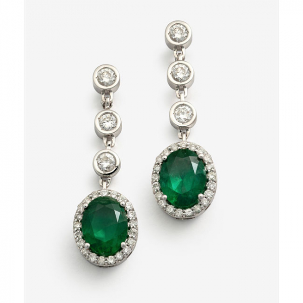 Pendientes largos en oro blanco con esmeraldas y orla de brillantes talla brillante alrededor y 3 diamantes talla brillante  