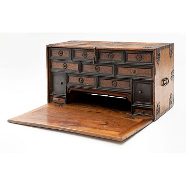 Bargueño español en madera de caoba y roble tallada con cajones interiores. Remaches asas y cerradura en hierro.