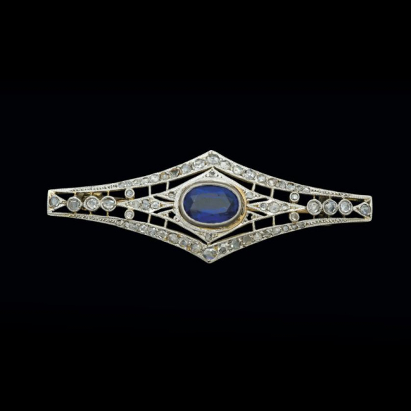 Broche antiguo de oro amarillo de 18 K. con vistas de platino, zafiro sint&eacute;tico azul y diamantes 
